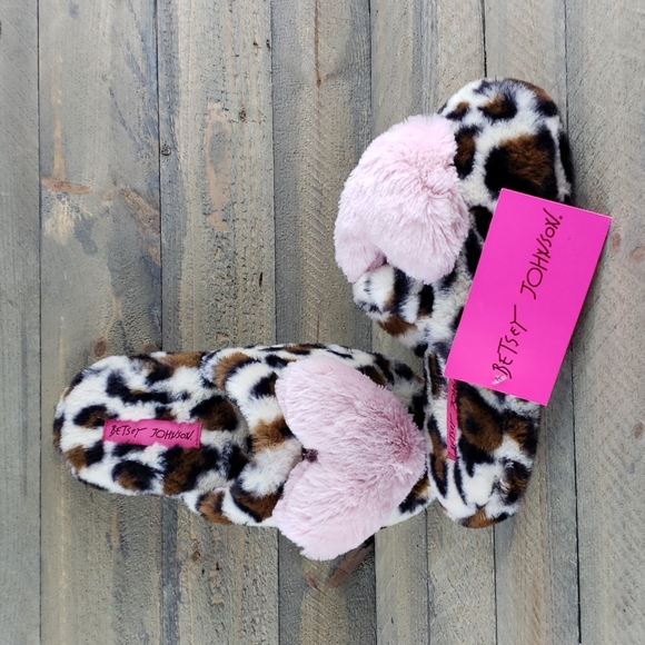 Betsy Johnson Faux Fur Sherpa Scuff Slippers Leopard Pink Heart NEW - Picture 2 of 8